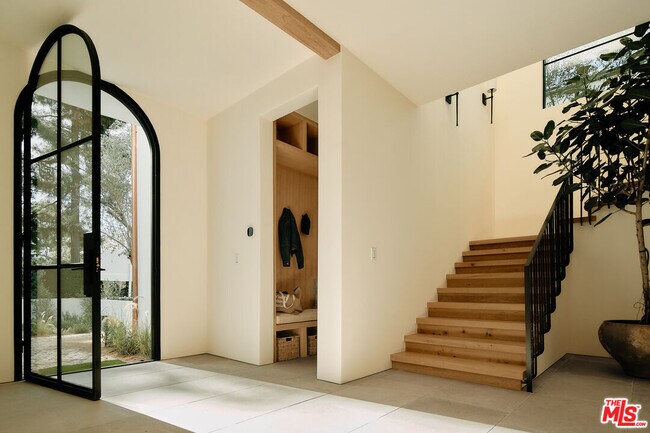 Foto del edificio - 10317 Valley Spring Ln