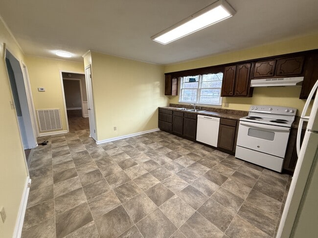 Building Photo - 608 Mt Pelia Rd