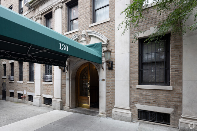 Entrada - 130 E 94th St