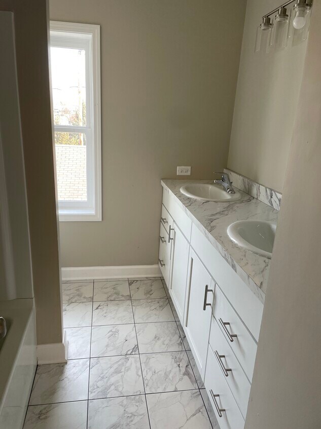 BATHROOM - 113 W Railroad Ave