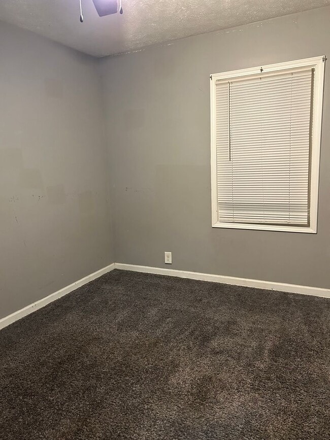 Building Photo - 3 Bedroom 1 Bathroom HOUSE