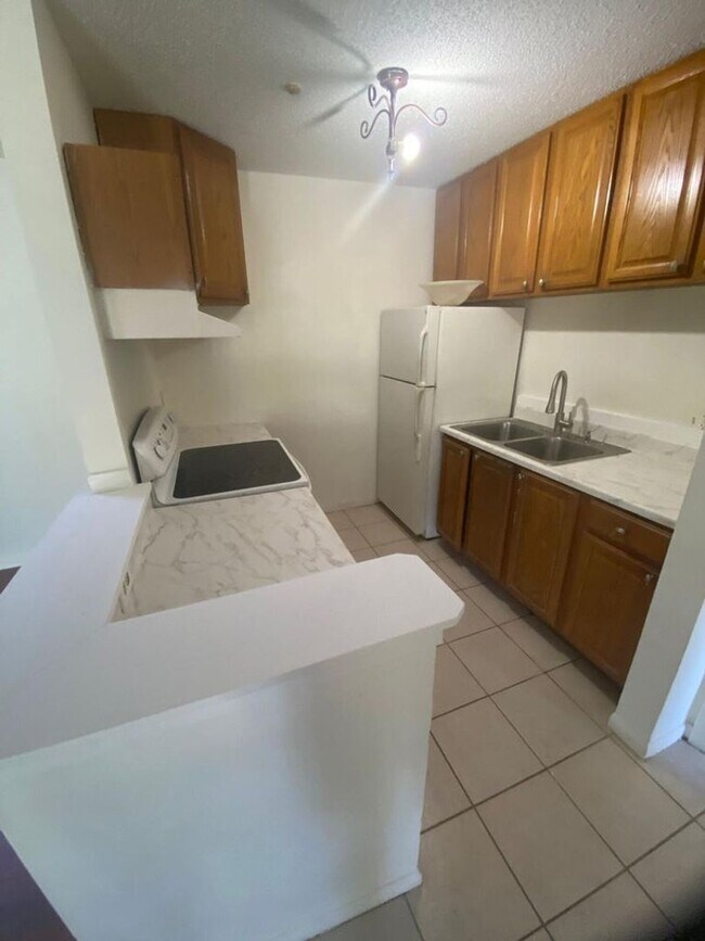 Building Photo - Great 2 bedroom 2 bath condo with screened...