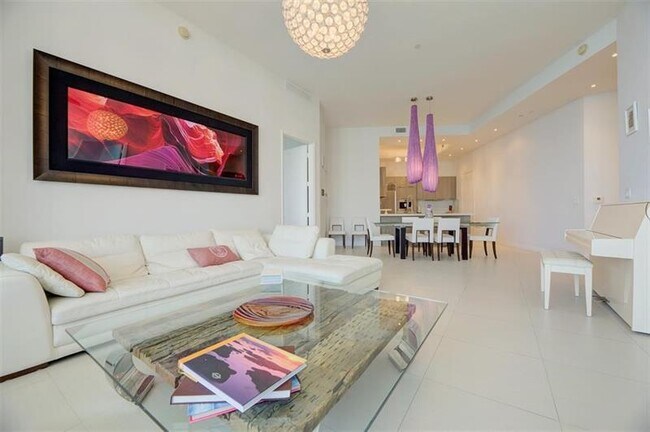 Building Photo - 15901 Collins Ave