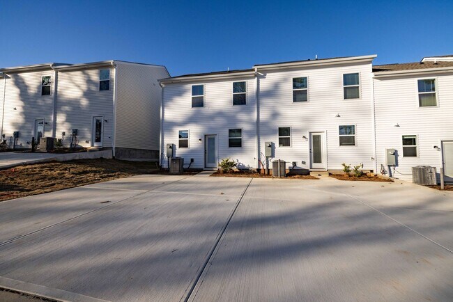 Foto del edificio - 3 Bedroom Townhome Main Street Mooresville
