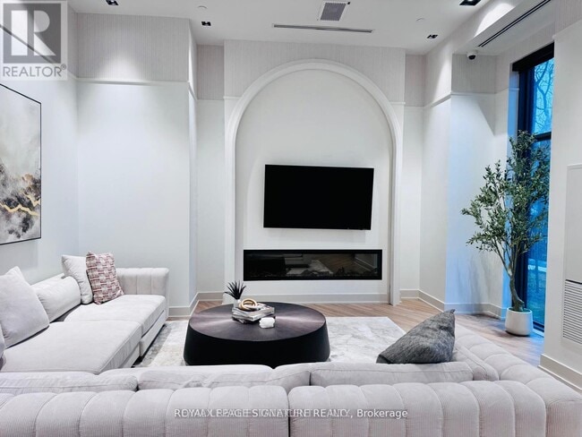 Building Photo - 2088 James St