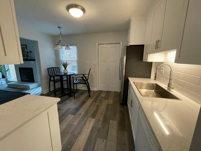 Building Photo - 6803 Dumbarton Dr