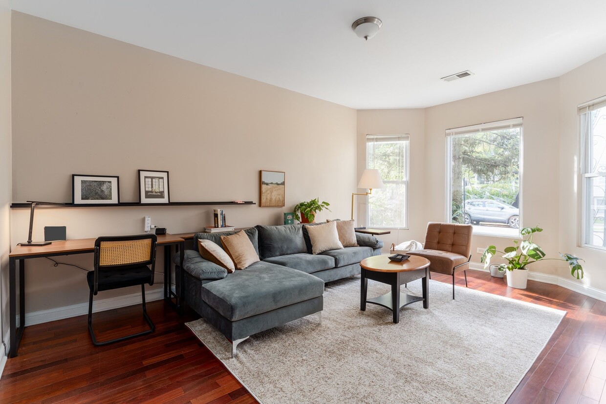 Comfortable living area with flexible seating and workspaces - 2947 N Wisner Ave