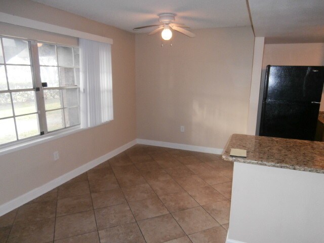 Building Photo - 1432 W Holden Ave