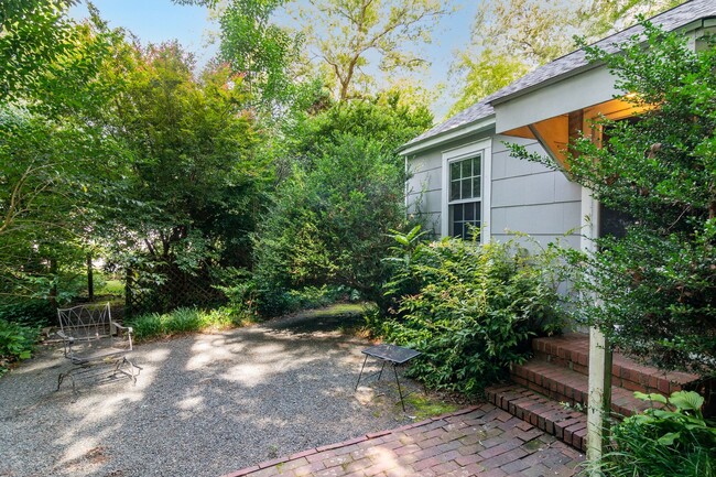 Building Photo - **APPLICATION PENDING** Adorable 2 bedroom...