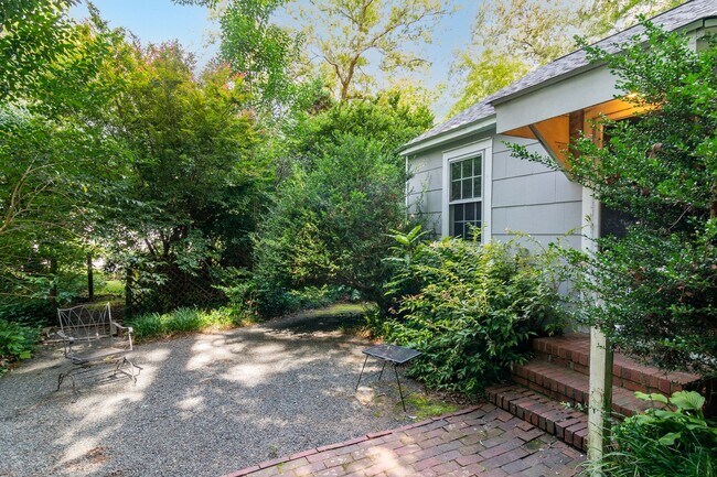Foto del edificio - **APPLICATION PENDING** Adorable 2 bedroom...