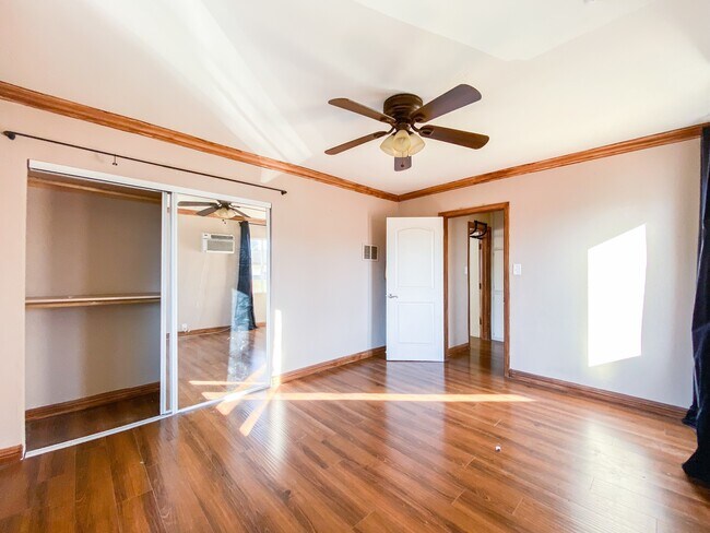 Building Photo - 634 N Kingsley Dr