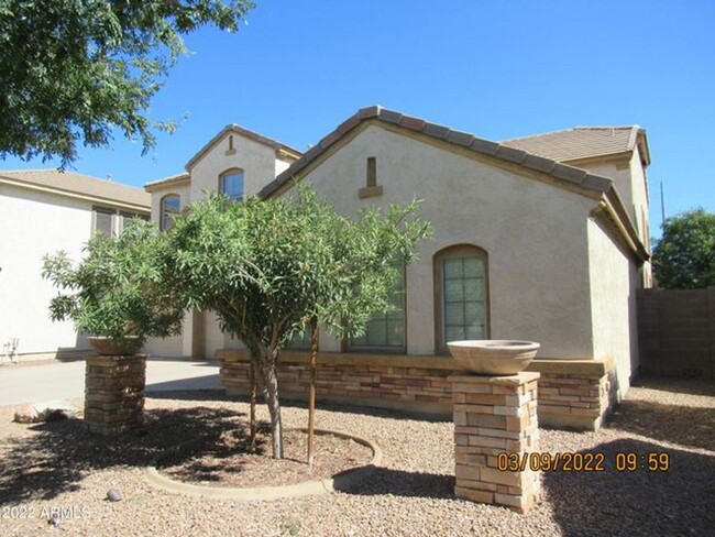 Building Photo - Grand 5 bedroom/ 3 bath home with communit...