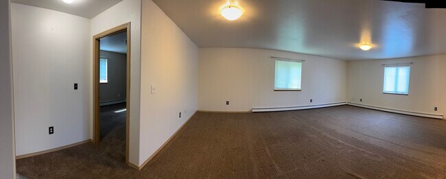 Amplia sala de estar con múltiples ventanas para una excelente luz natural. - 2979 Badger Rd