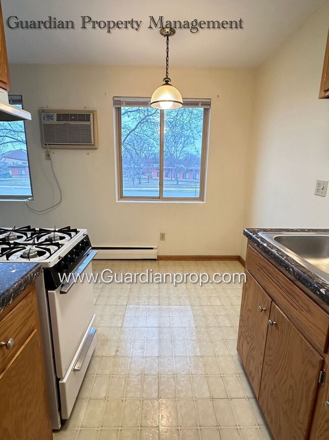 Foto del edificio - Richfield Second Level Apartment, Heat Pai...