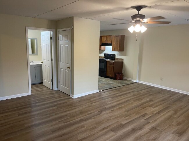 Foto del edificio - 1021 Fall Creek Rd