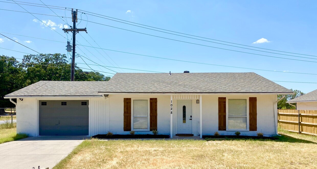 1028 Greg St, Azle, TX 76020 House Rental in Azle, TX