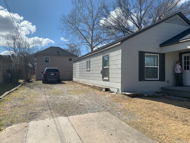 2911-B Jones St. (Rear Unit) - 2911 Jones St