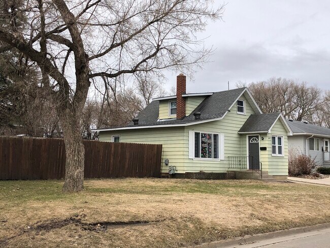 Building Photo - 820 E Junius Ave