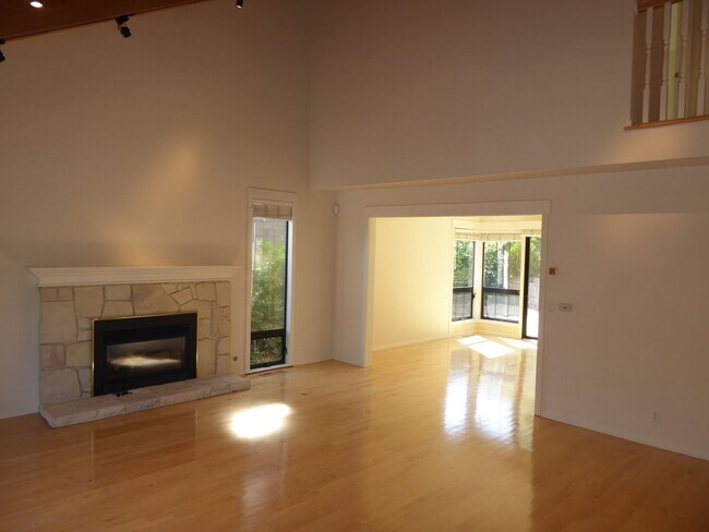 Foto del edificio - SPACIOUS FOUR BEDROOM / THREE AND HALF BAT...