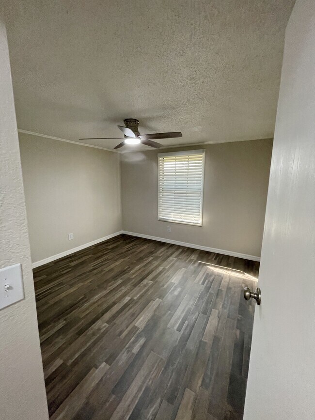 Foto del edificio - Camellia Court Apartments