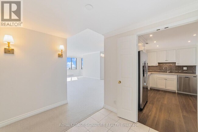 Photo du bâtiment - 100 Lakeshore Rd E