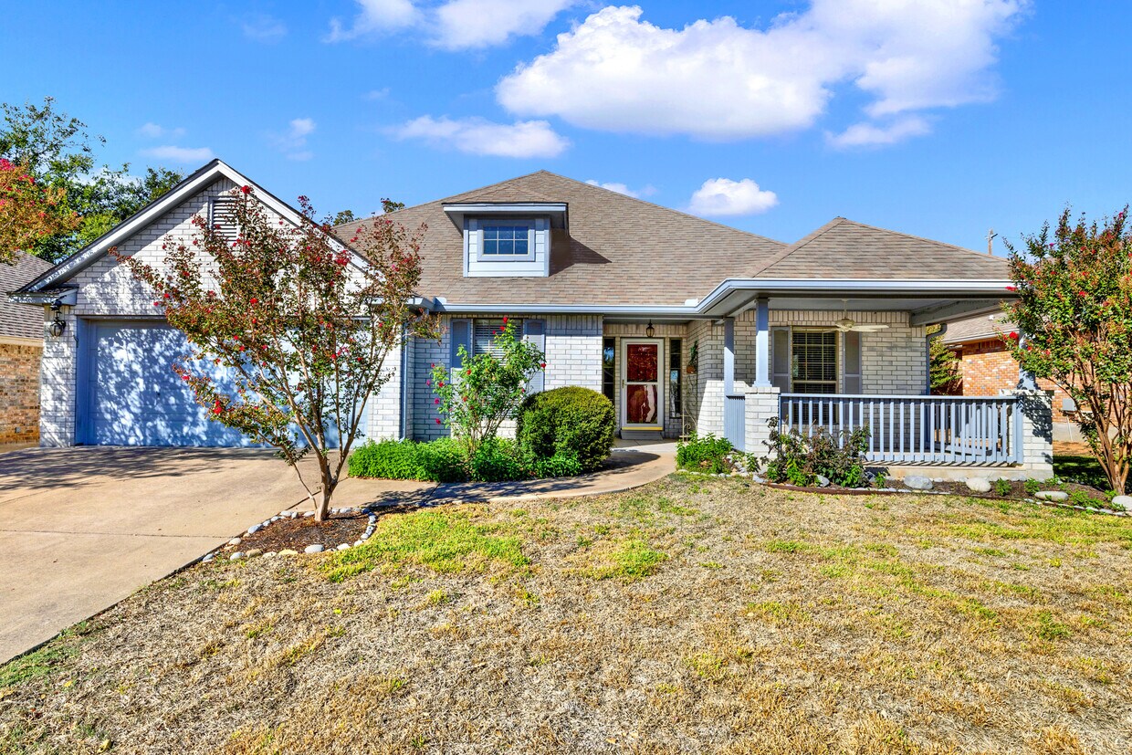 Primary Photo - 211 Peach Tree Ln