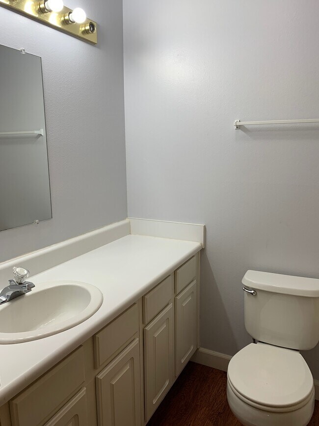 Building Photo - 4 Bed 3.5 Bath