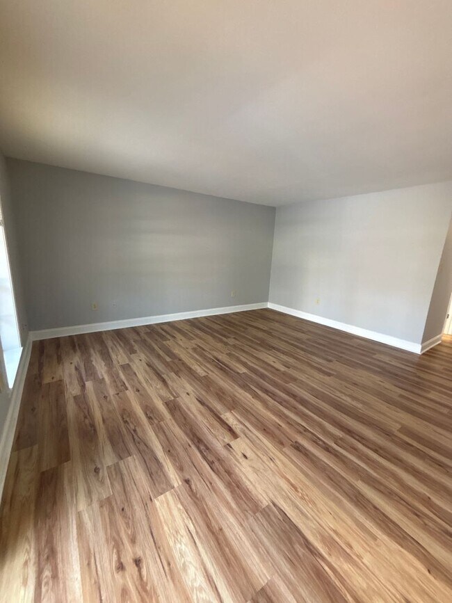 Building Photo - 2 Bed 2 Bath Coming Soon!