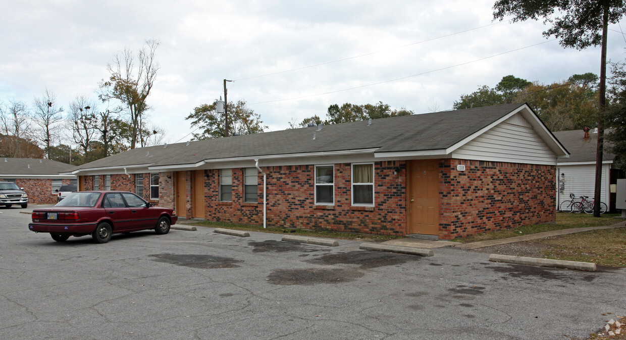 Primary Photo - Gulf Breeze Apartments