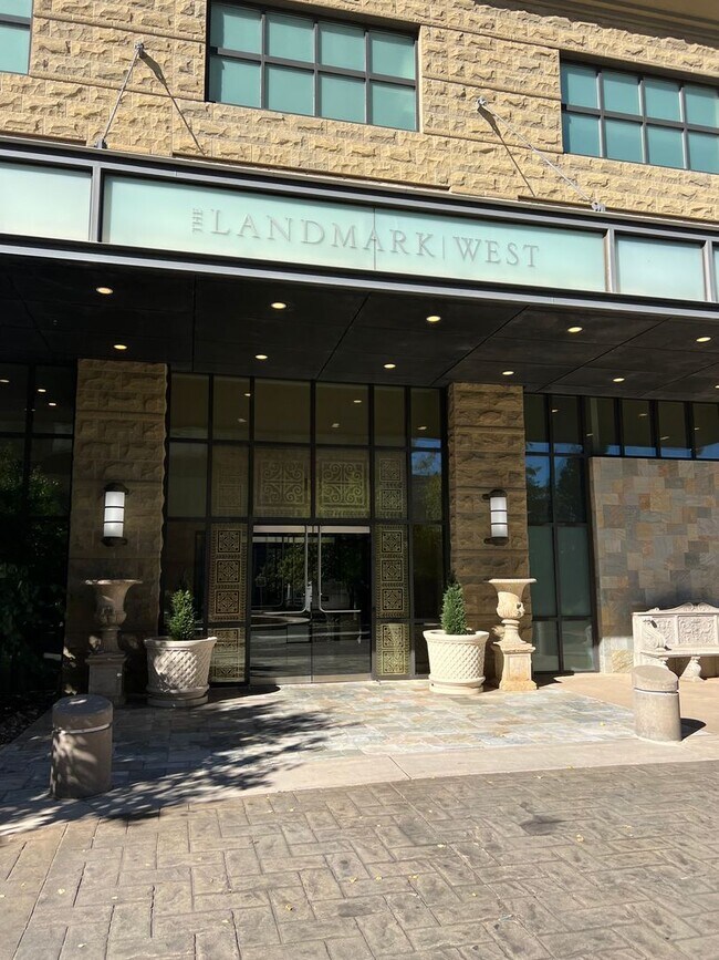 Foto del edificio - Stunning Landmark Home! CURRENTLY OFFERING...