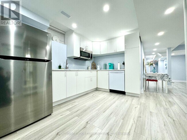 Building Photo - 51 Cayton Cres