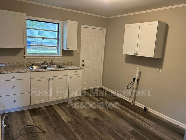 Building Photo - 206 Austin St