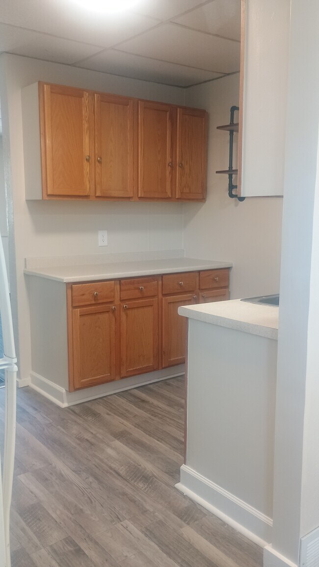 Foto del edificio - 1118 E Hines Ave