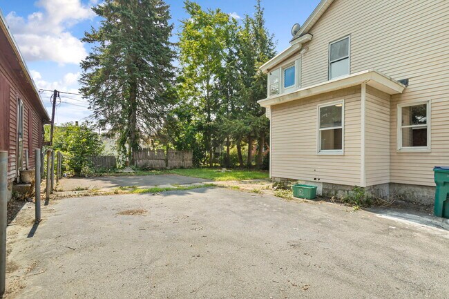 Building Photo - 93 Mt Hope St