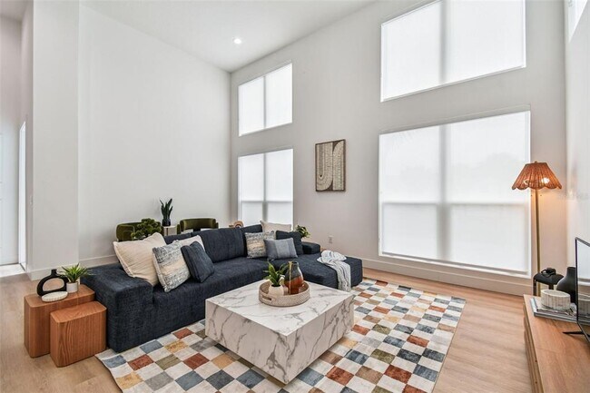Building Photo - 3840 Pompano Dr SE
