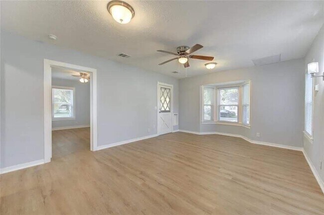 Ventanas saledizas - 1519 7th St