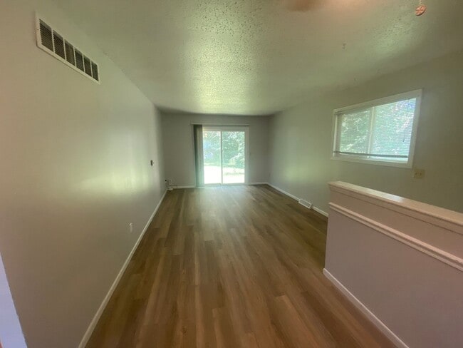 Building Photo - BUR1656