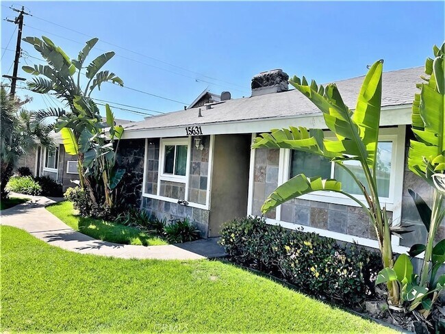 Foto del edificio - 15641 Tustin Village Way