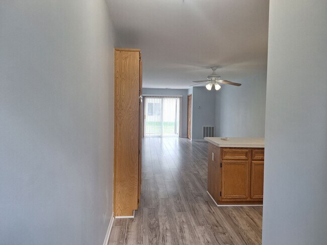 Foto del edificio - Enjoy condo life in this spacious ranch st...