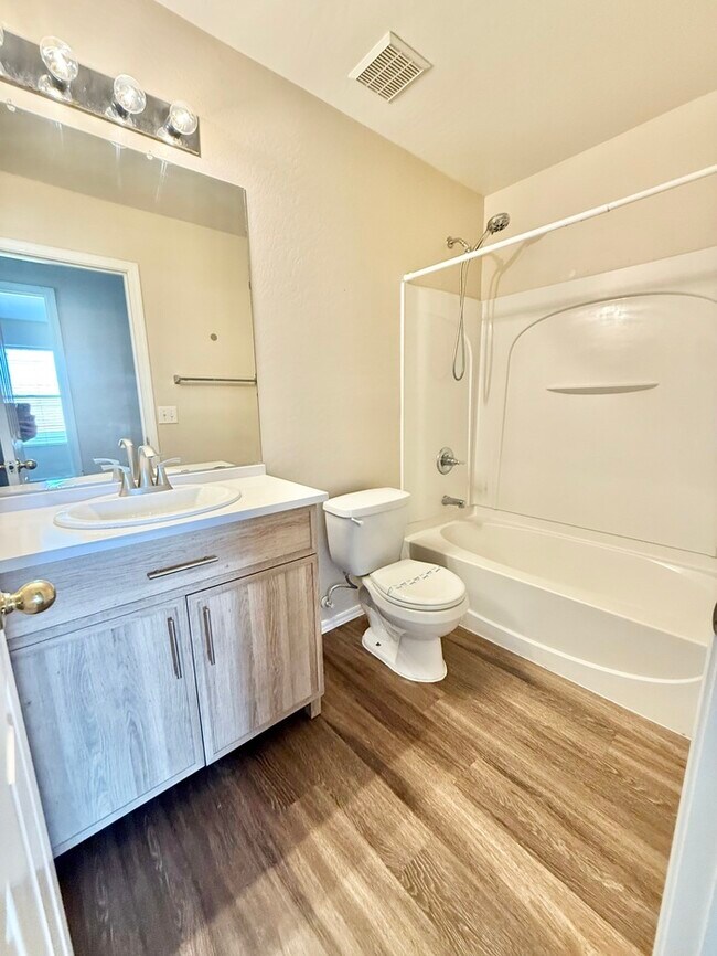 Foto del edificio - Fabulous 4-Bedroom home for Rent in Avonda...
