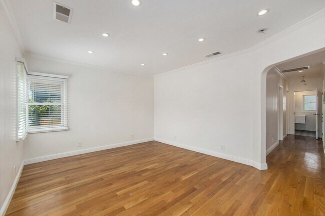 Building Photo - 1027 Eagle Ave - 2 bedroom | 1 bath | Sing...