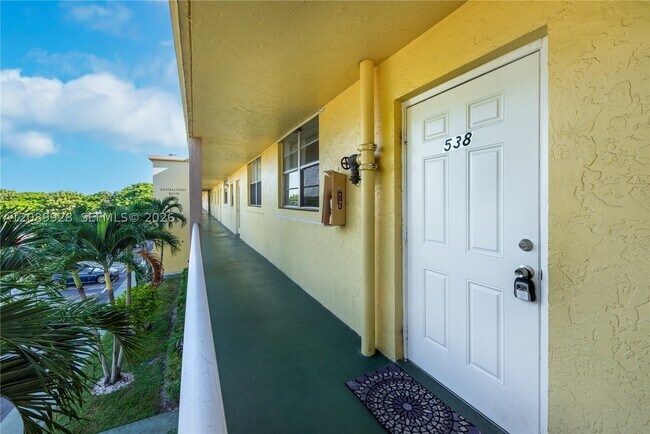 Building Photo - 9949 SW Sandalfoot Blvd