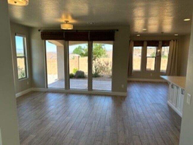 Foto del edificio - 4 Bedroom Condo With a Community Pool and ...