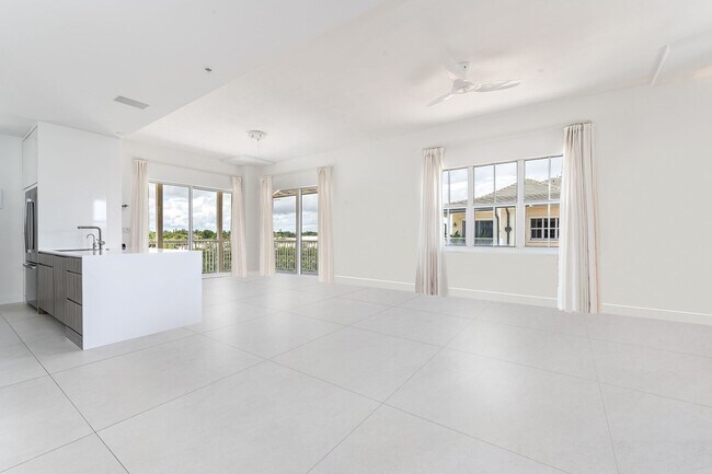 Building Photo - Top Floor Waterfront Condo - Renovated 1 B...