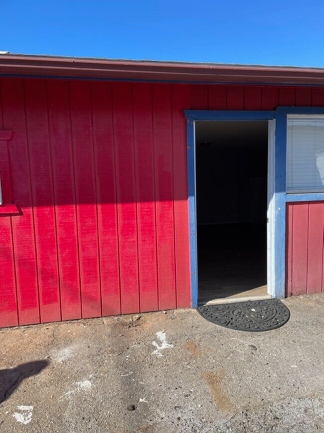 Building Photo - 2 bedroom/ 1 bath Apartment for Rent in Ra...