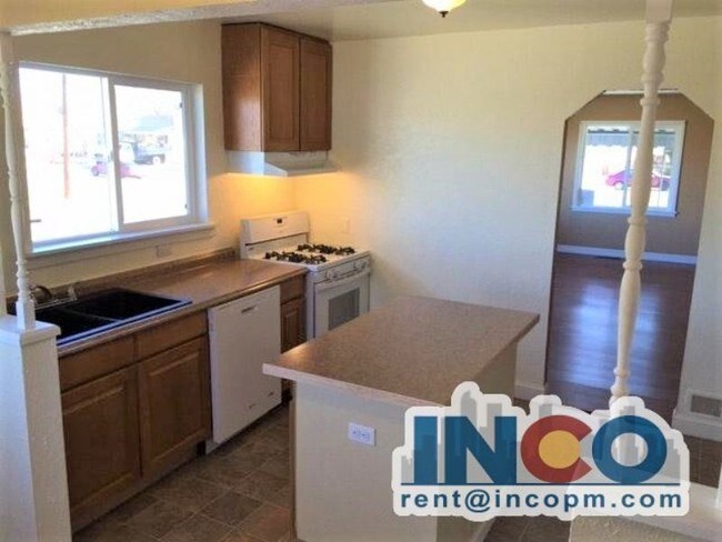 Building Photo - Charming duplex 2 bedroom 1 bath apartment!