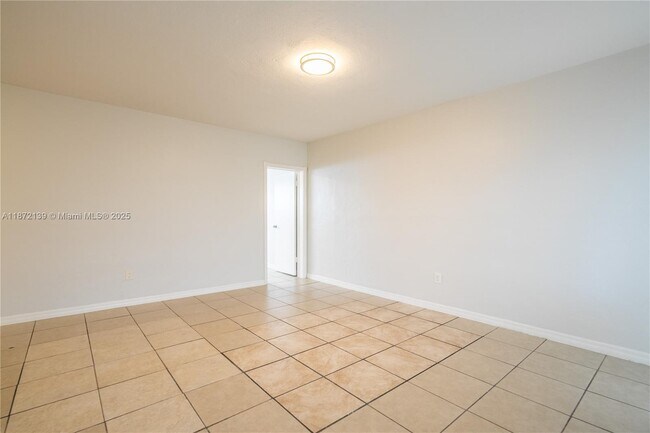 Foto del edificio - 7311 Byron Ave