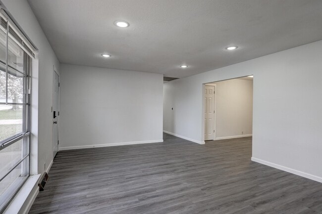 Foto del edificio - 2716 S Vermont Ave.