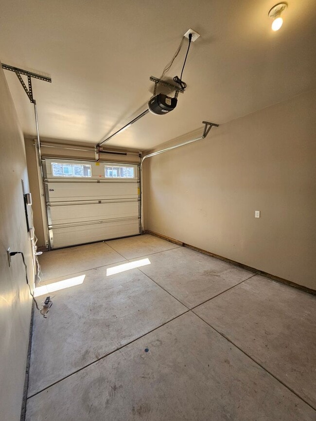 Building Photo - Beautiful Townhome!