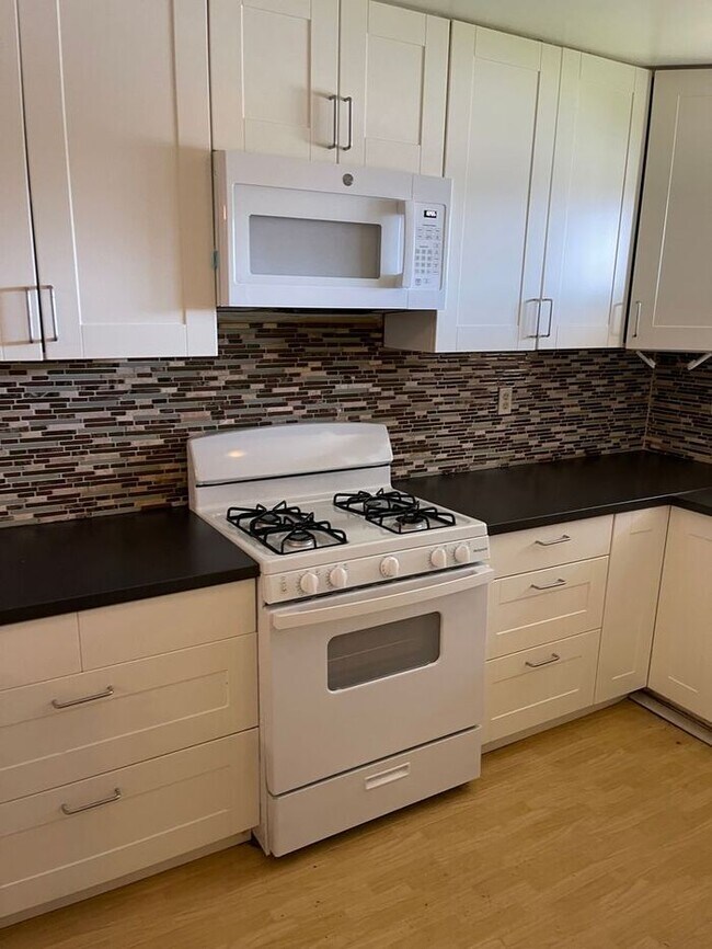 Building Photo - Oakdale Spacious 4 Bedroom 2 Bath Home